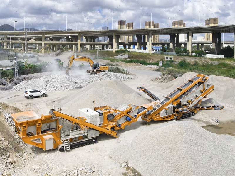 Crawler Mobile Crusher Plant on site